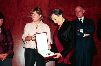 Imagen de archivo de Christine y Bernard Ruiz-Picasso recibiendo La Gran Cruz de la Orden civil de Alfonso X el Sabio en 2003. (Europa Press)