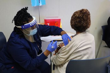 Vacunación en California, Estados Unidos.