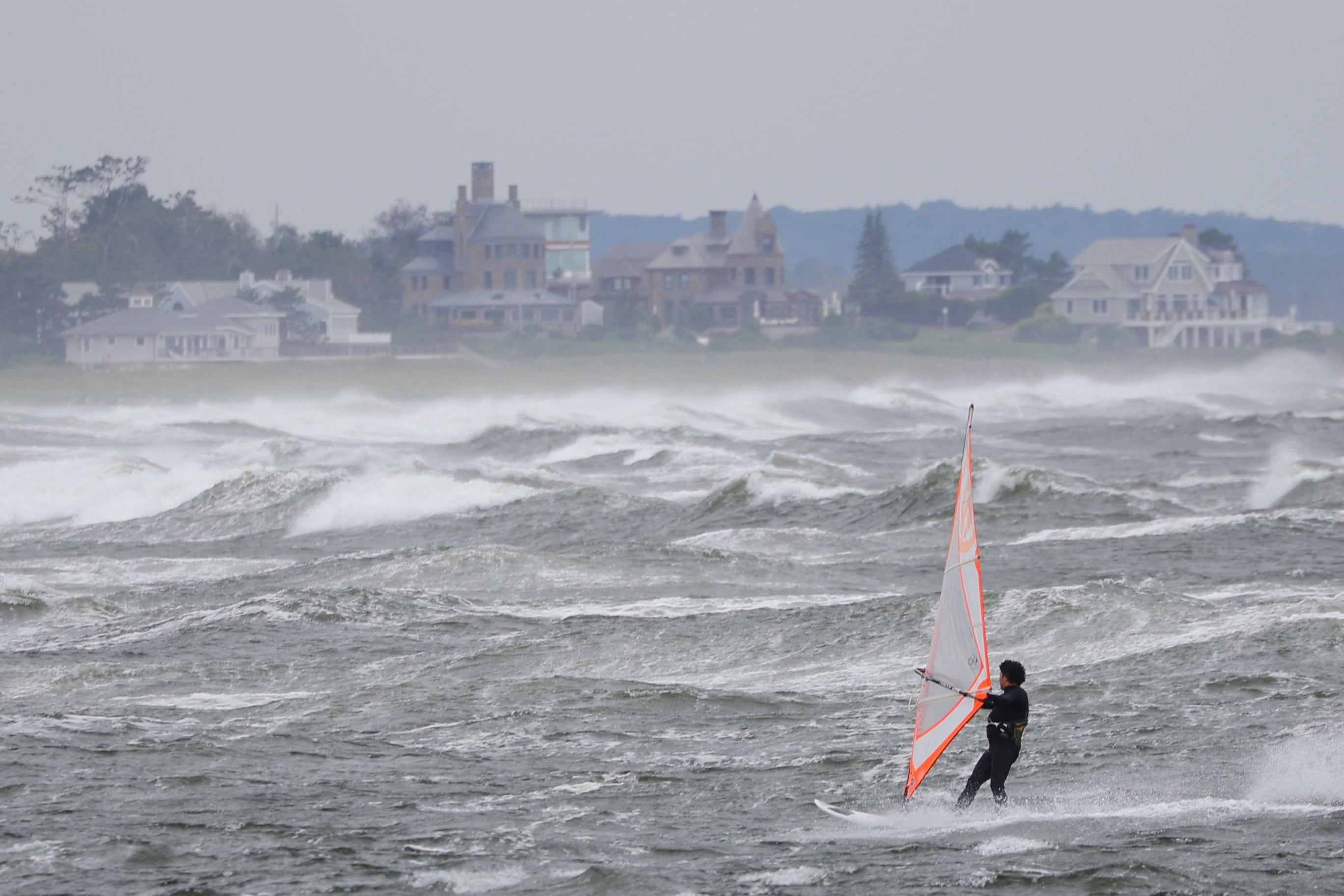 Las aguas costeras de Massachusetts quedaron bajo advertencia de gale por vientos sostenidos, olas de hasta 1,8 metros y visibilidad reducida por niebla y lluvias. (REUTERS/Brian Snyder)