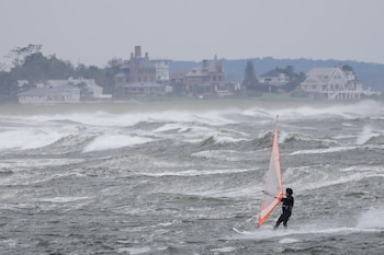 Las aguas costeras de Massachusetts quedaron bajo advertencia de gale por vientos sostenidos, olas de hasta 1,8 metros y visibilidad reducida por niebla y lluvias. (REUTERS/Brian Snyder)