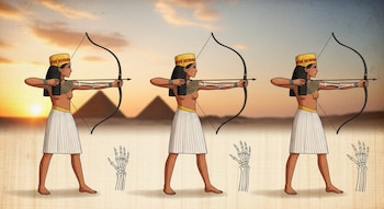 Tres mujeres egipcias con arcos y flechas disparando, con esqueletos de manos y antebrazos, frente a pirámides de Dahshur bajo un cielo de atardecer.