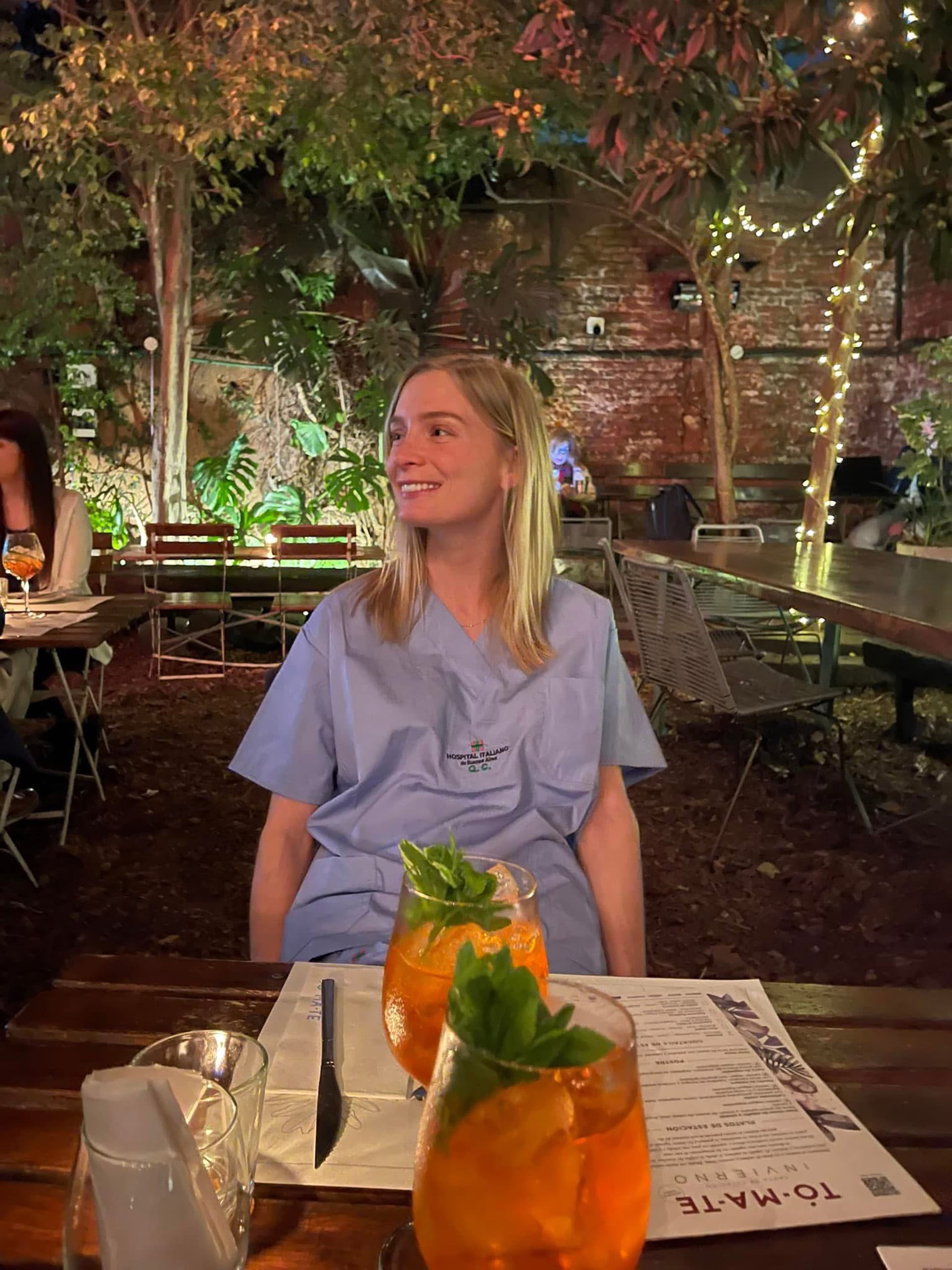 Delfina Lanusse en un bar con su ambo