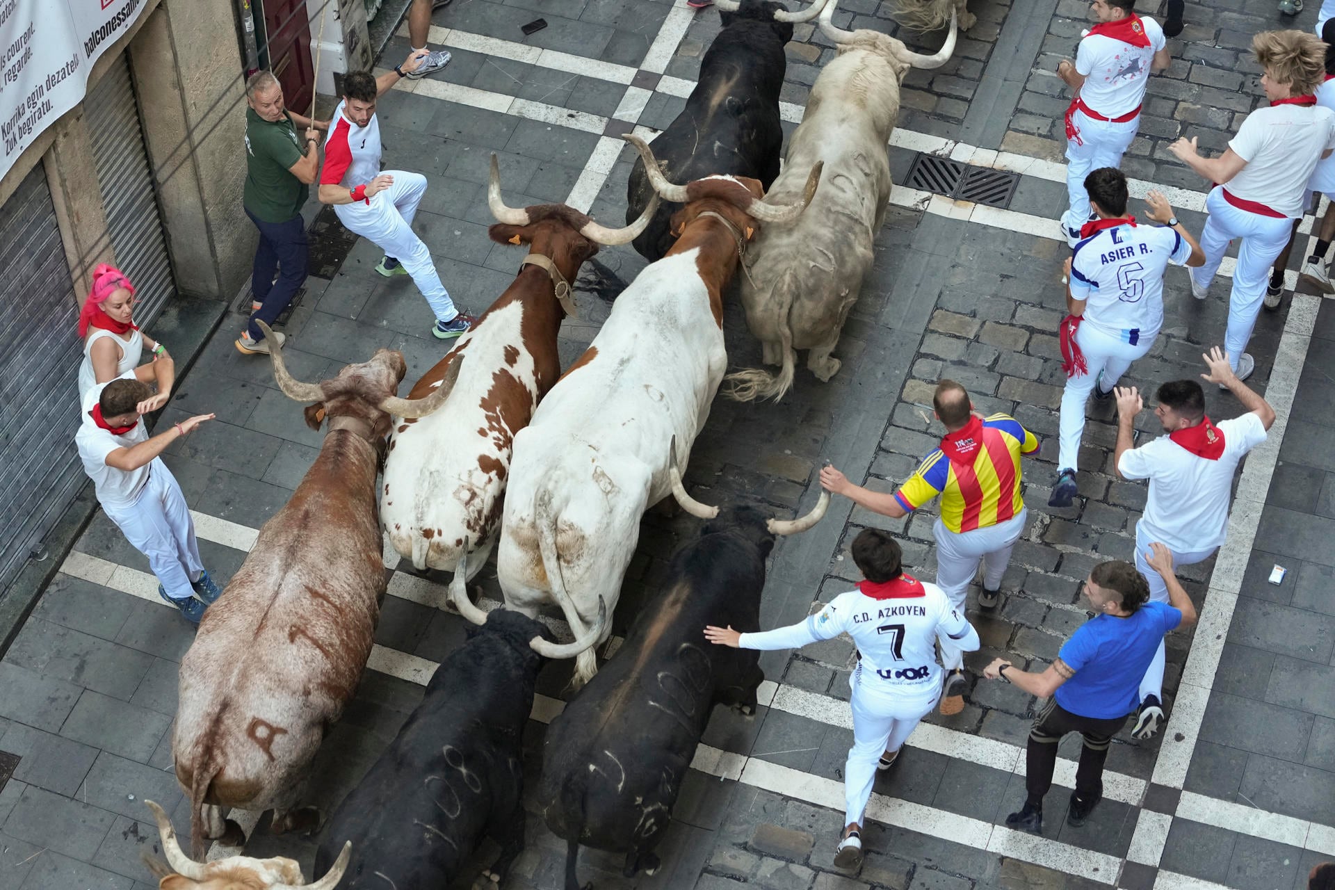 Los toros de la ganadería Fuente Ymbro a su paso por la calle Estafeta en el primer encierro de los Sanfermines 2026, este martes en Pamplona. (EFE/Ainhoa Tejerina)
