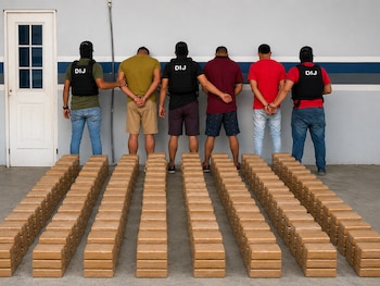 Tres ciudadanos panameños fueron aprehendidos durante un allanamiento en el corregimiento de 24 de Diciembre, donde la Fiscalía de Drogas y la Dirección de Investigación Judicial decomisaron 785 paquetes de presunta sustancia ilícita. Tomada de la PN