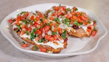 Incorporar platillos típicos mexicanos al