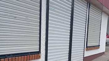 Usuarios en redes sociales asociaron los recientes cierres con las dificultades de mantener negocios formales en Honduras. (FOTO: El Heraldo)