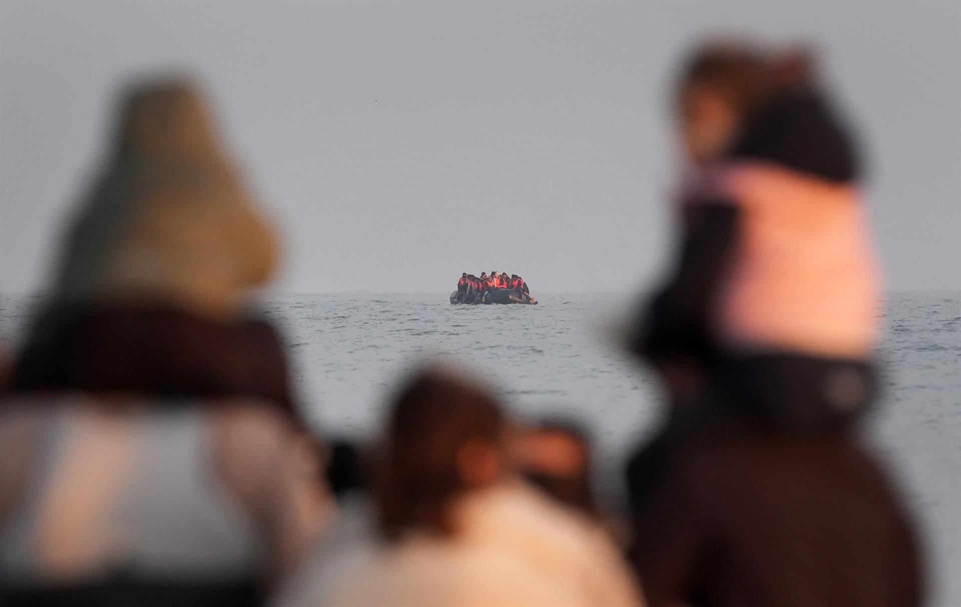 Varias personas migrantes tratan de cruzar el Canal de la Mancha. (Europa Press)