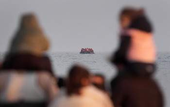 Varias personas migrantes tratan de cruzar el Canal de la Mancha. (Europa Press)