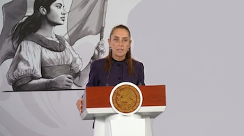 La presidenta Claudia Sheinbaum durante 'La Mañanera' de este lunes. (Imagen ilustrativa potenciada con IA | Infobae México)