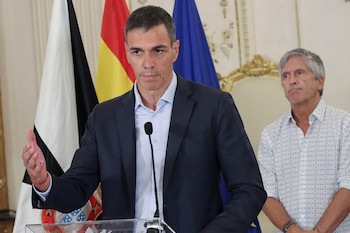 El presidente del Gobierno, Pedro Sánchez, y el ministro del Interior, Fernando Grande-Marlaska, en Ceuta (EFE / Reduan Dris)