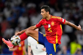 ARQUIVO - O jogador de futebol espanhol Rodri Hernández durante a final da Eurocopa contra a Inglaterra, domingo, 14 de julho de 2024, em Berlim. (AP Photo/Manu Fernández)