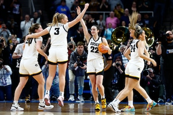 Caitlin Clark jugando para Iowa