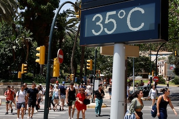 Vista de un termómetro en la ciudad de Málaga. (Jorge Zapata/EFE)