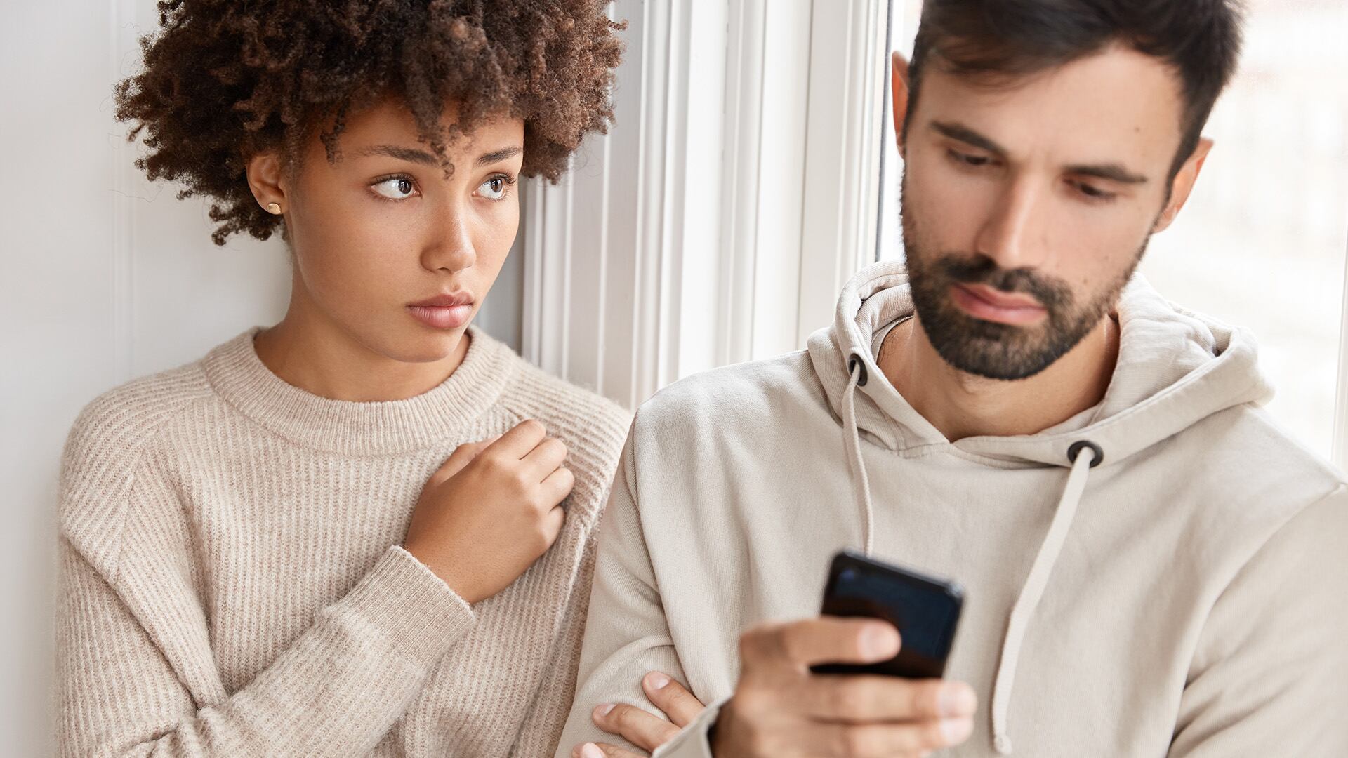 El phubbing describe el acto de ignorar a alguien por prestarle atención al teléfono móvil (Freepik)