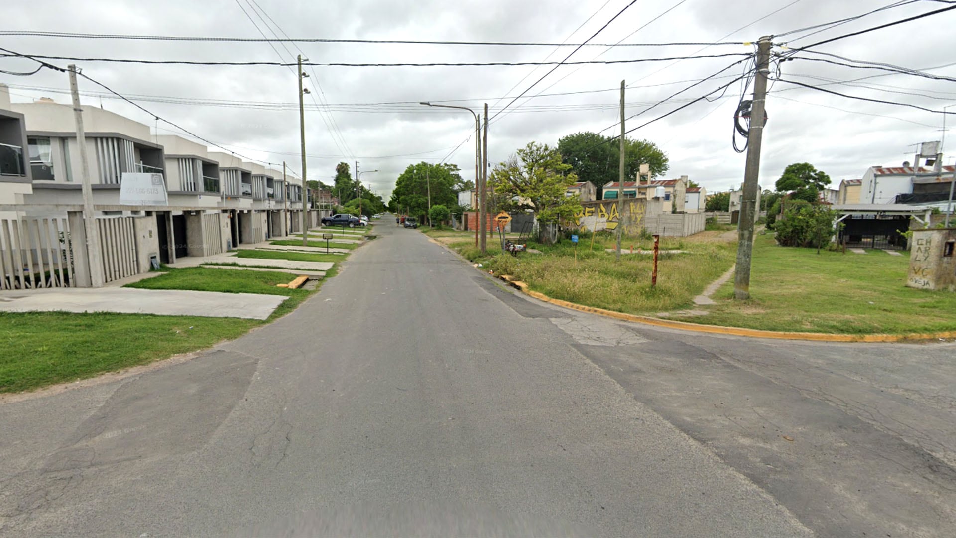 Esta imagen muestra las en La Plata donde ocurrió un insólito doble robo: la víctima fue desvalijada en su casa y, al denunciar, le volvieron a robar. (Google Maps)