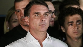 Flávio Bolsonaro no entregó su pasaporte dentro del plazo impuesto por la justicia de Brasil y la Policía los canceló