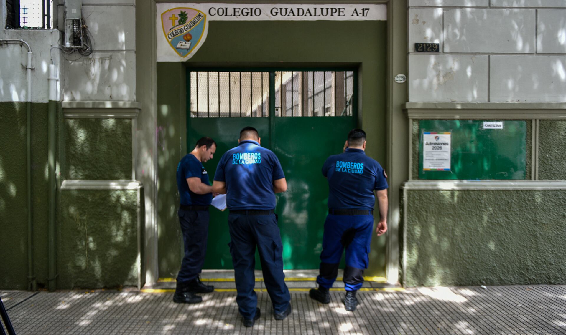 Bomberos de la Ciudad en la puerta del colegio Guadalupe de Palermo (Adrián Escandar)