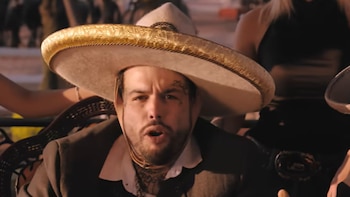 Emiliano Aguilar estrena “Un puño de tierra” a caballo y vestido de charro en tributo a su abuelo Don Antonio