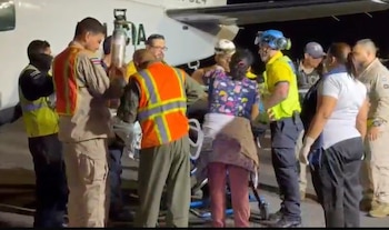 El oficial de la Fuerza Pública fue trasladado vía aérea desde el hospital de Limón hasta el Calderón Guardia en San José, donde falleció horas después. Cortesía: Bomberos de Costa Rica