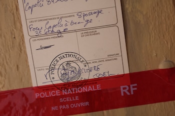 Sellos policiales en la puerta del departamento en Orange, Francia, donde la policía halló los restos de cinco recién nacidos guardados en cajas de cartón, tras el parto de un bebé sano el 27 de julio (28 de julio de 2026, Thibaud