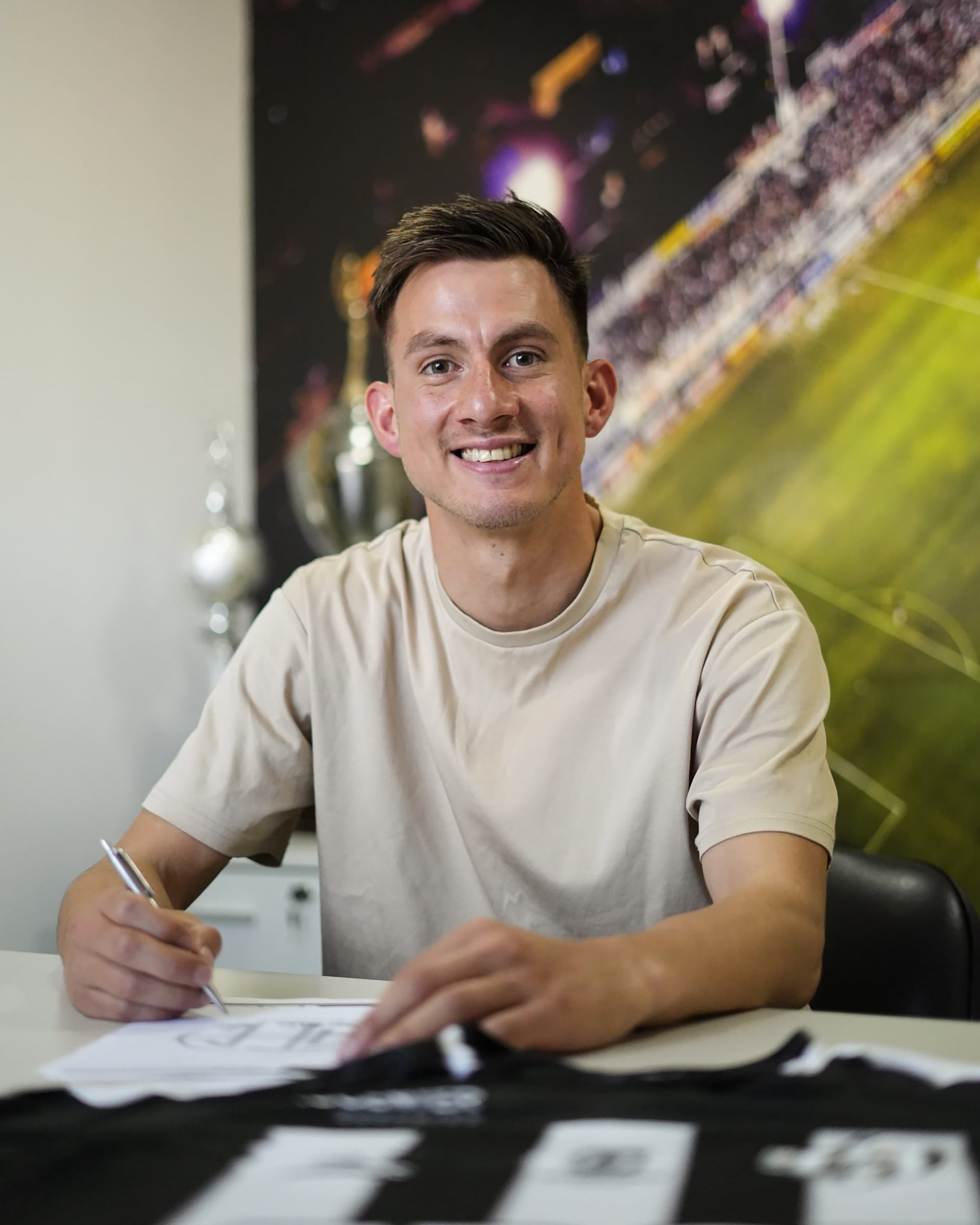 El lateral izquierdo Darío Cáceres fue presentado en Central Córdoba para el segundo semestre del año. El futbolista paraguayo de 28 años dio sus primeros pasos como profesional en Lanús y arribó al Ferroviario con el pase en su poder: tiene un vínculo hasta el 31 de diciembre de 2027