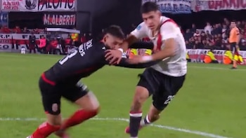 Polémica en River-Barracas Central: por qué el árbitro debió sancionar penal para el Millonario