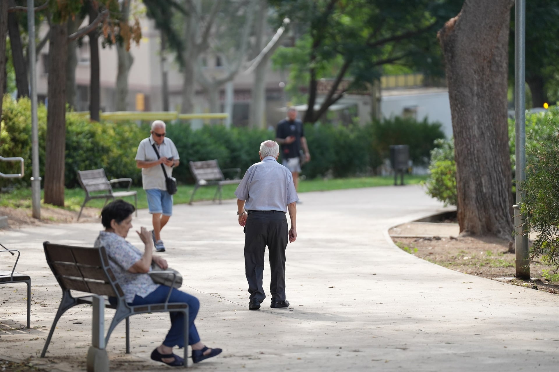 Varias personas mayores pasean por un parque. (David Zorrakino / Europa Press)