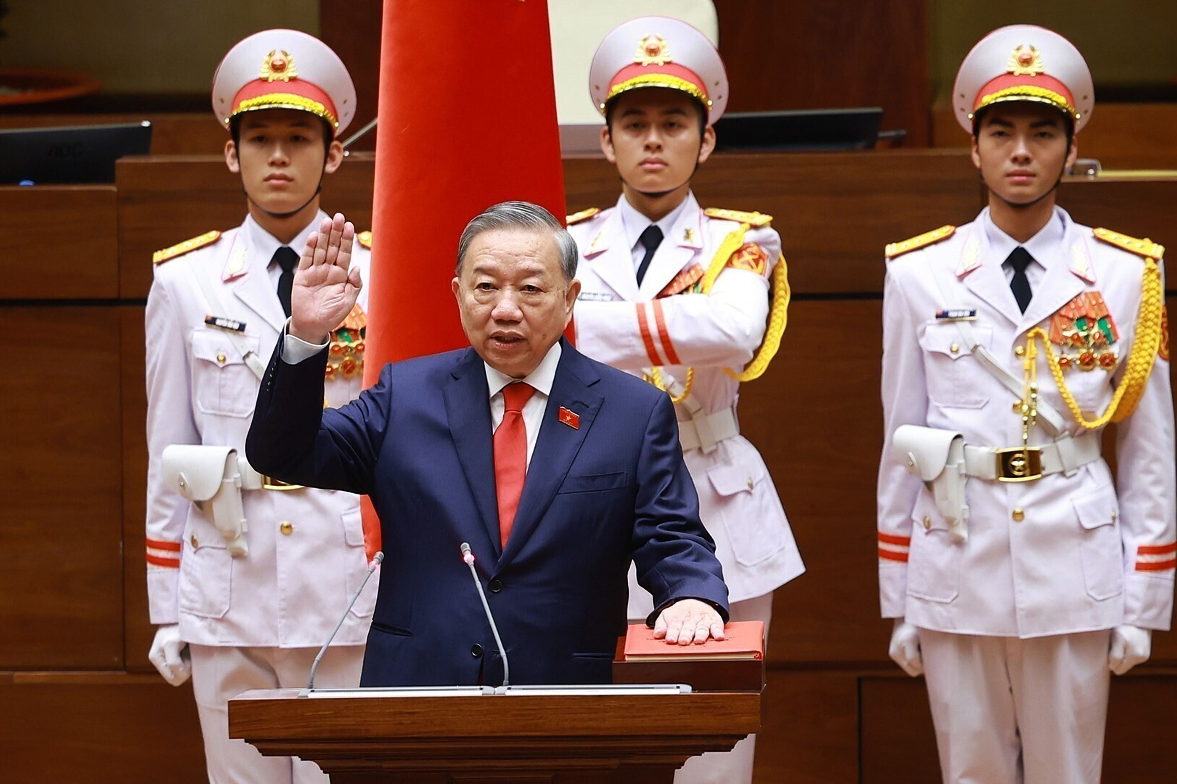 El máximo líder de Vietnam, To Lam, jura el cargo como presidente del país en Hanói, Vietnam, el martes 7 de abril de 2026. (Duong Van Giang/VNA vía AP)