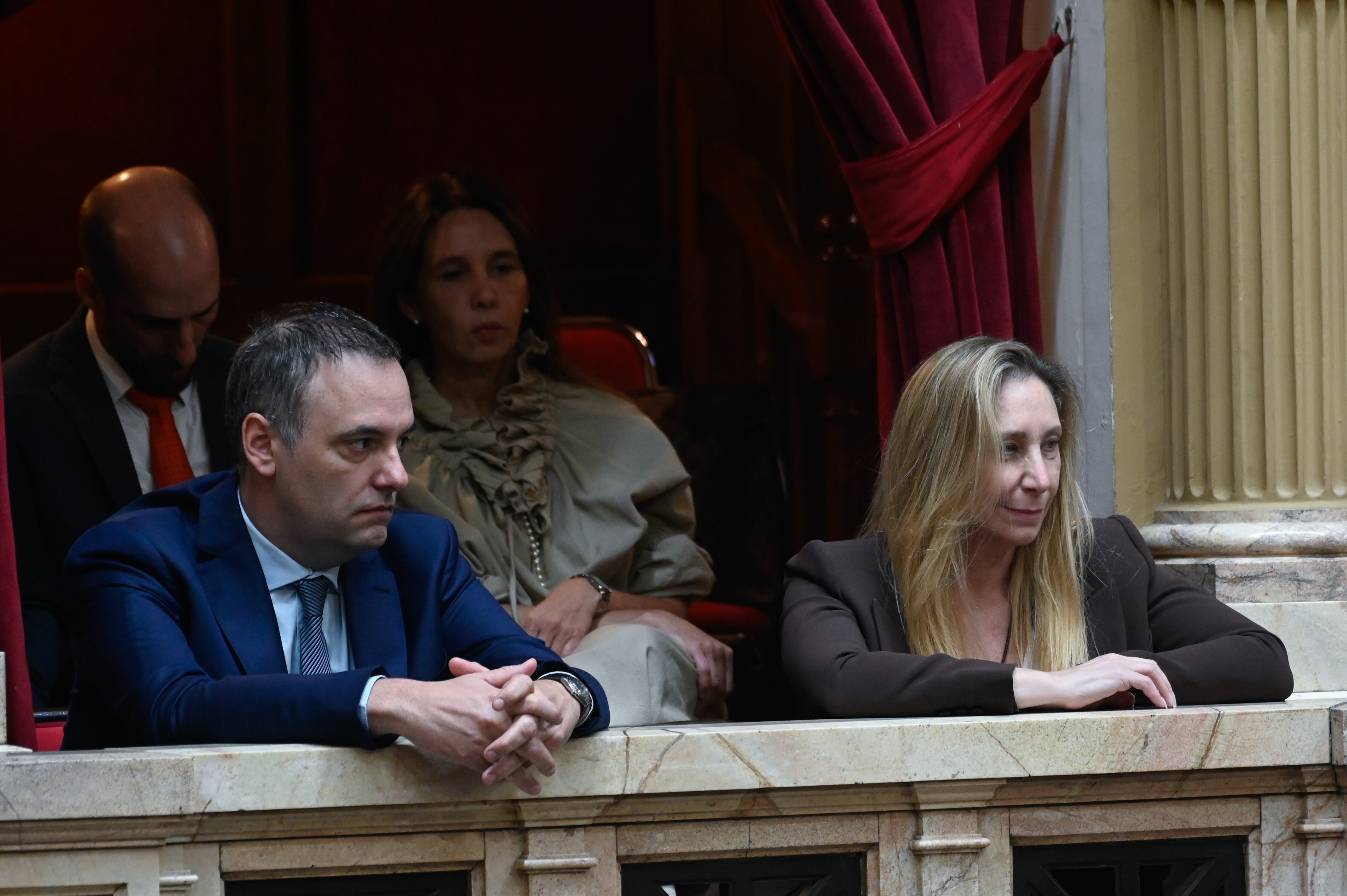 Karina Milei, junto a Manuel Adorni, en un palco de Diputados. Juego fuerte por Martín Menem