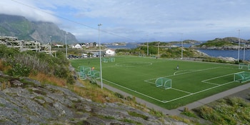 El estadio de fútbol de Henningsvær se ubica más allá del Círculo Polar Ártico, rodeado por mar y formaciones rocosas impresionantes (Wikimedia Commons)