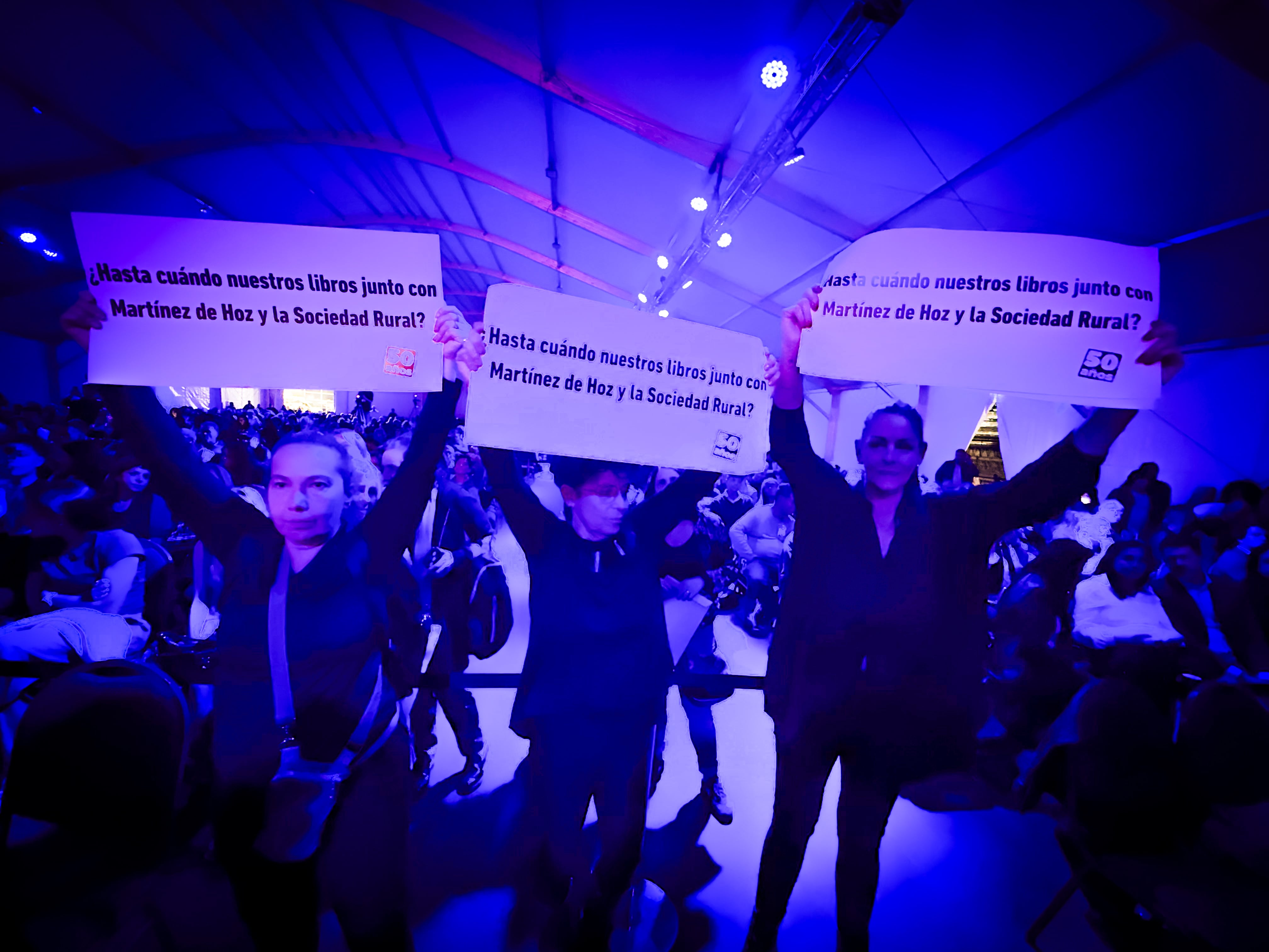 Carteles en la Feria Internacional del Libro de Buenos Aires (Fundación El Libro)