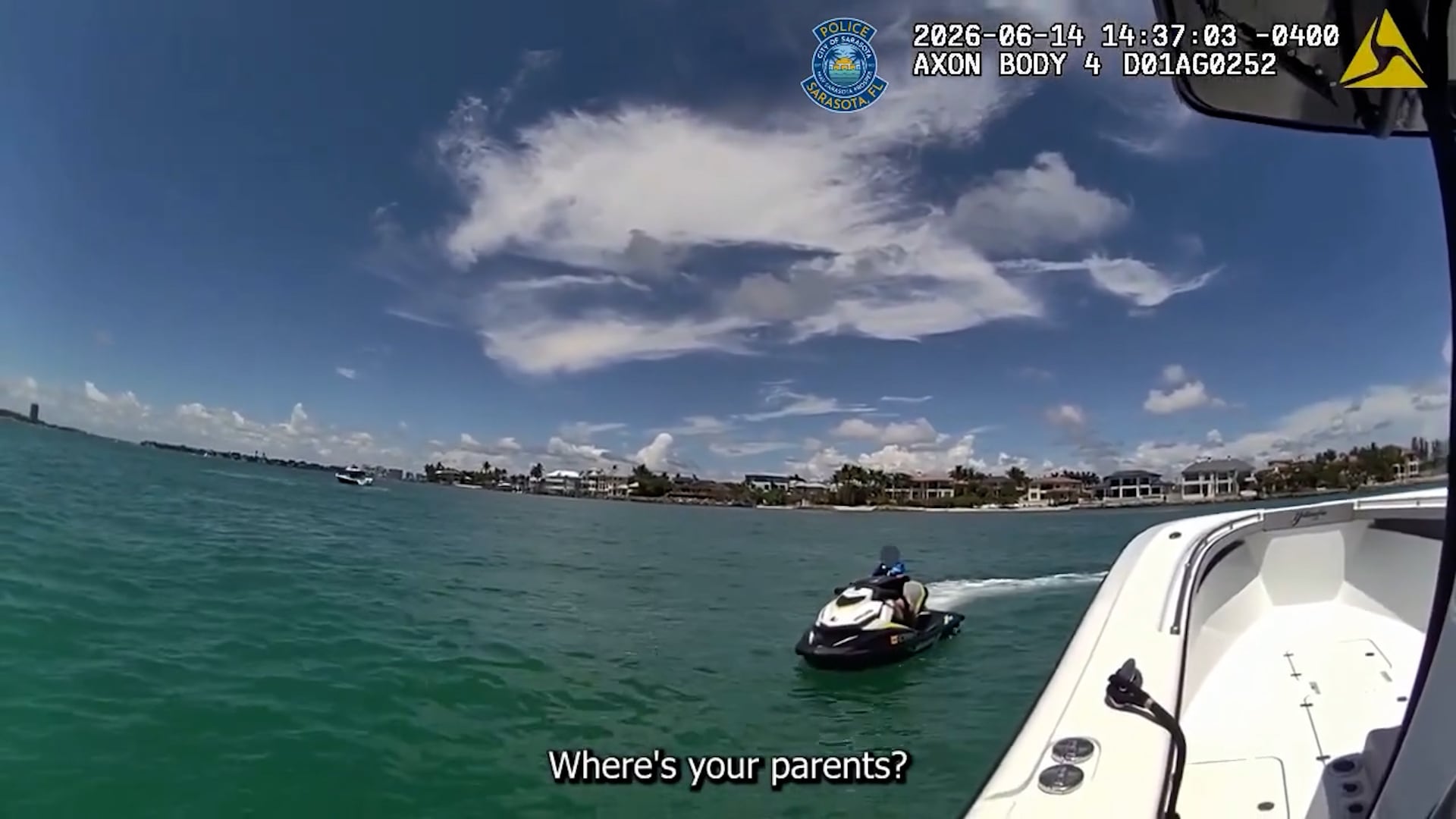 La Policía de Sarasota interceptó al menor durante un fin de semana con condiciones marítimas adversas y documentó la intervención con una cámara corporal. (Captura de video)