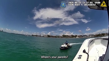 Un padre de Florida enfrenta cargos tras permitir que su hijo de 8 años condujera una moto acuática solo capturas