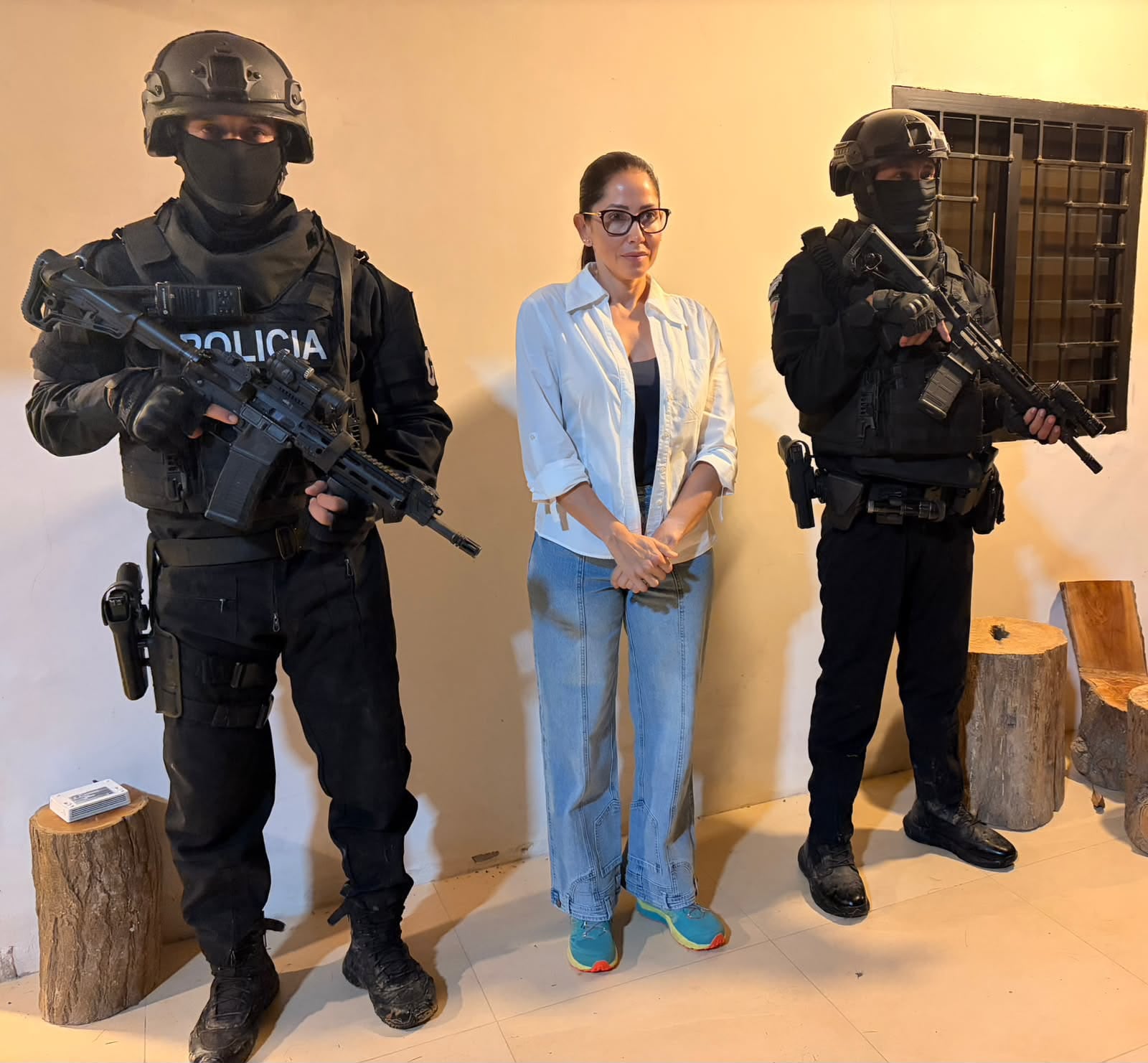 Fotografía difundida en la cuenta en X @MashiRafael del expresidente de Ecuador Rafael Correa que muestra a la excandidata presidencial del correísmo, Luisa González (c), custodiada por integrantes de la Policía Nacional durante su detención, en Canuto, la localidad rural de la provincia de Manabí (Ecuador). EFE/ @MashiRafael