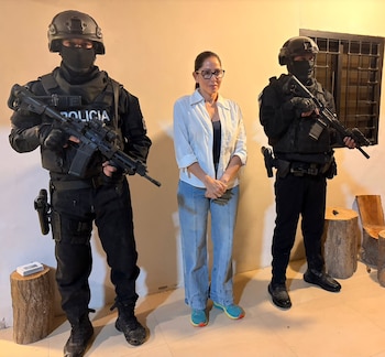Fotografía difundida en la cuenta en X @MashiRafael del expresidente de Ecuador Rafael Correa que muestra a la excandidata presidencial del correísmo, Luisa González (c), custodiada por integrantes de la Policía Nacional durante su detención, en Canuto, la localidad rural de la provincia de Manabí (Ecuador). EFE/ @MashiRafael