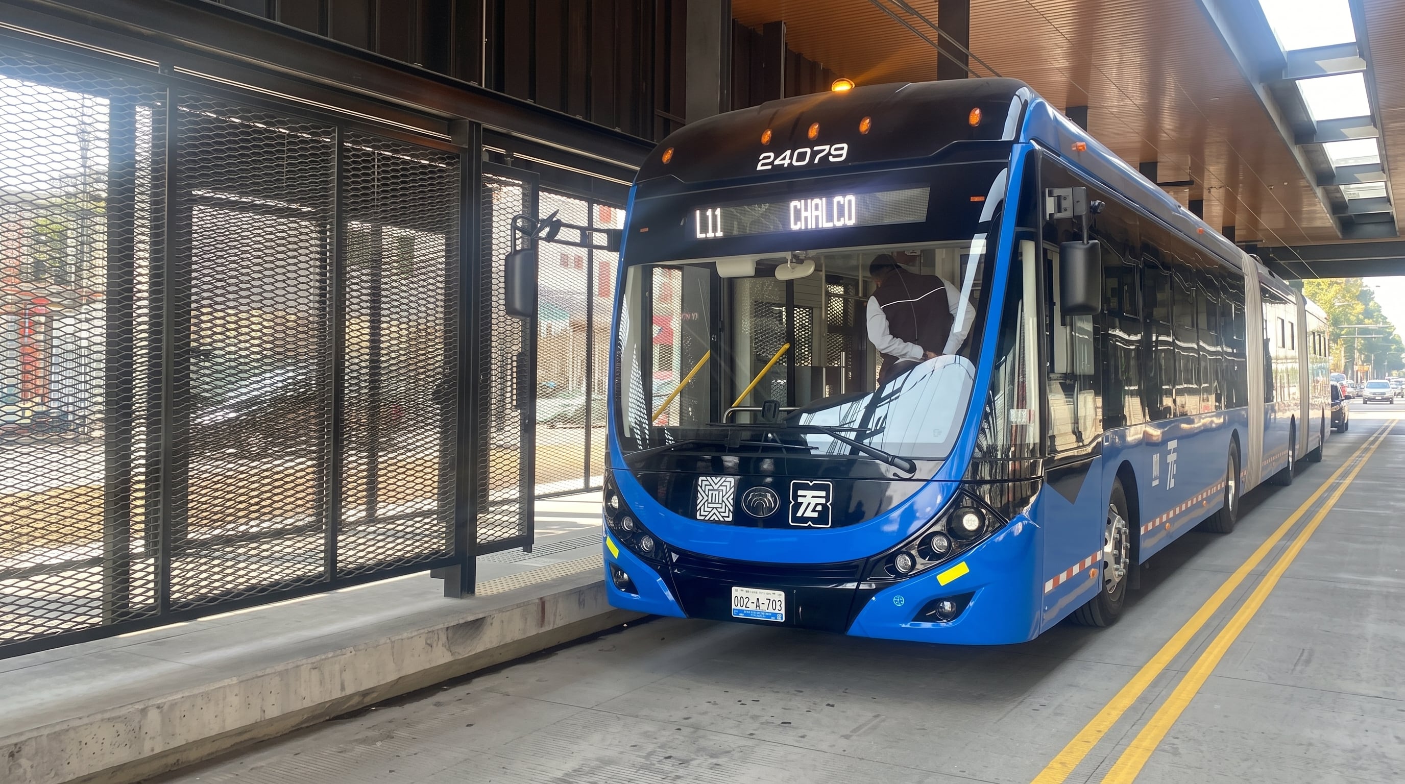 Un trolebús azul de la Línea 11 con letrero hacia Chalco permanece estacionado en la plataforma de una estación del sistema de transporte público. (Imagen Ilustrativa Infobae)