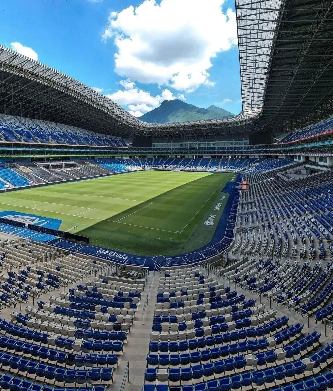 El estadio mantiene la vista al Cerro de la Silla, mientras que cerca de 2 mil marcas comerciales fueron removidas del recinto siguiendo directivas de exclusividad FIFA. (Crédito especial: X/ @MXESTADIOS)