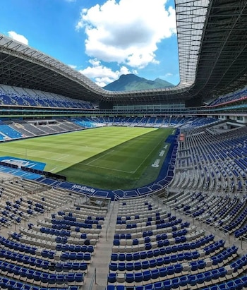 El estadio mantiene la vista al Cerro de la Silla, mientras que cerca de 2 mil marcas comerciales fueron removidas del recinto siguiendo directivas de exclusividad FIFA. (Crédito especial: X/ @MXESTADIOS)