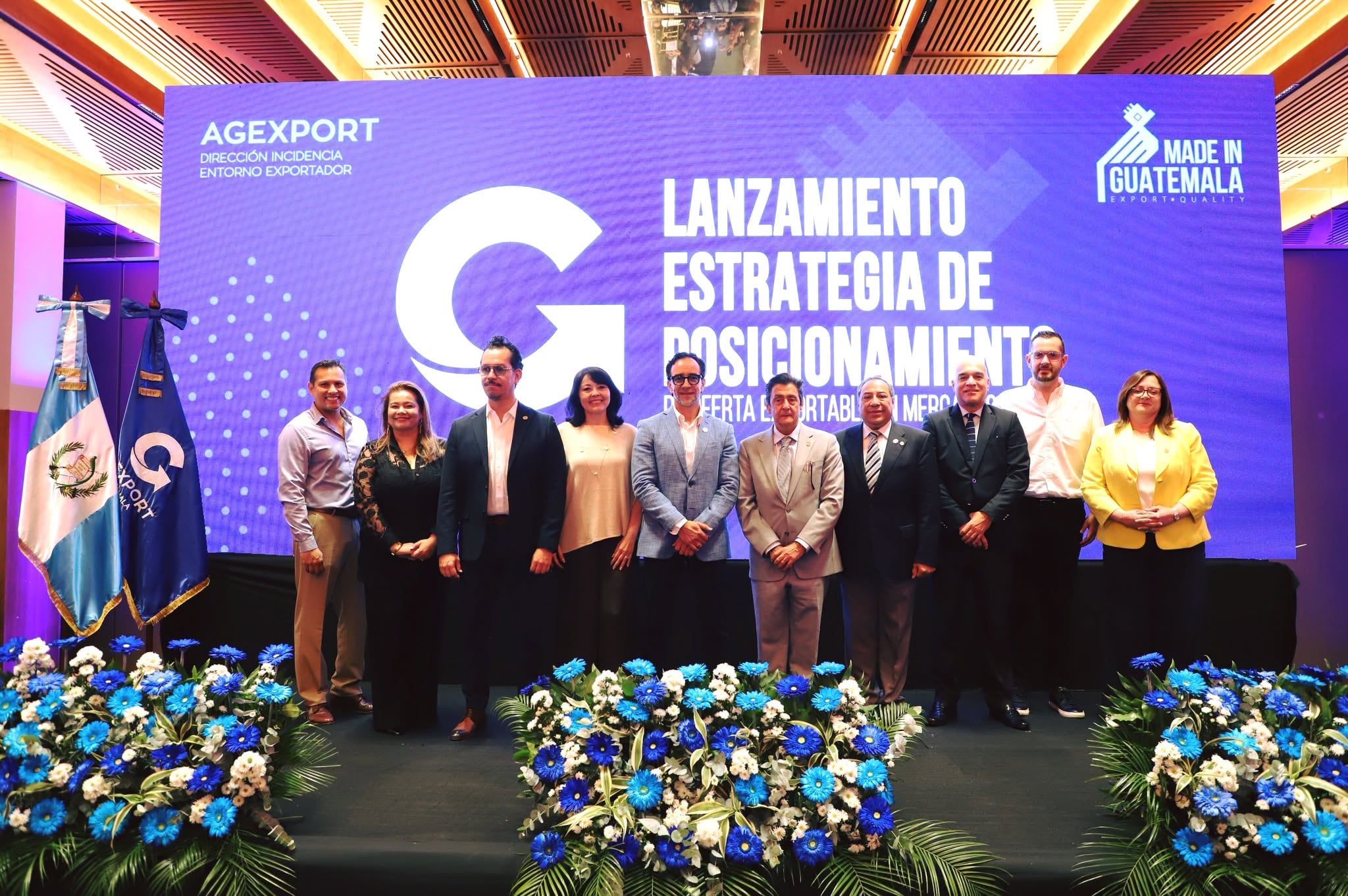 Directores y representantes de AGEXPORT presentan en un escenario la nueva estrategia de posicionamiento para la oferta exportable de Guatemala. (Agexport)
