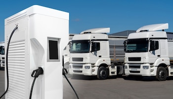 Gobiernos, organismos internacionales y empresas coinciden cada vez más en la necesidad de construir sistemas de transporte menos dependientes de los combustibles fósiles (Imagen: Shutterstock)