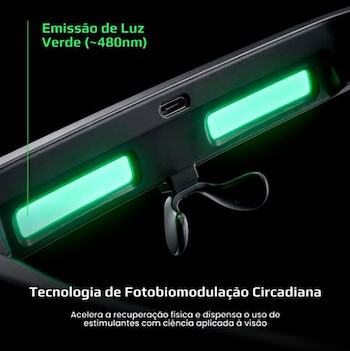 Parte interior de unos anteojos negros con dos franjas con luz verde encendida y un conector micro USB
