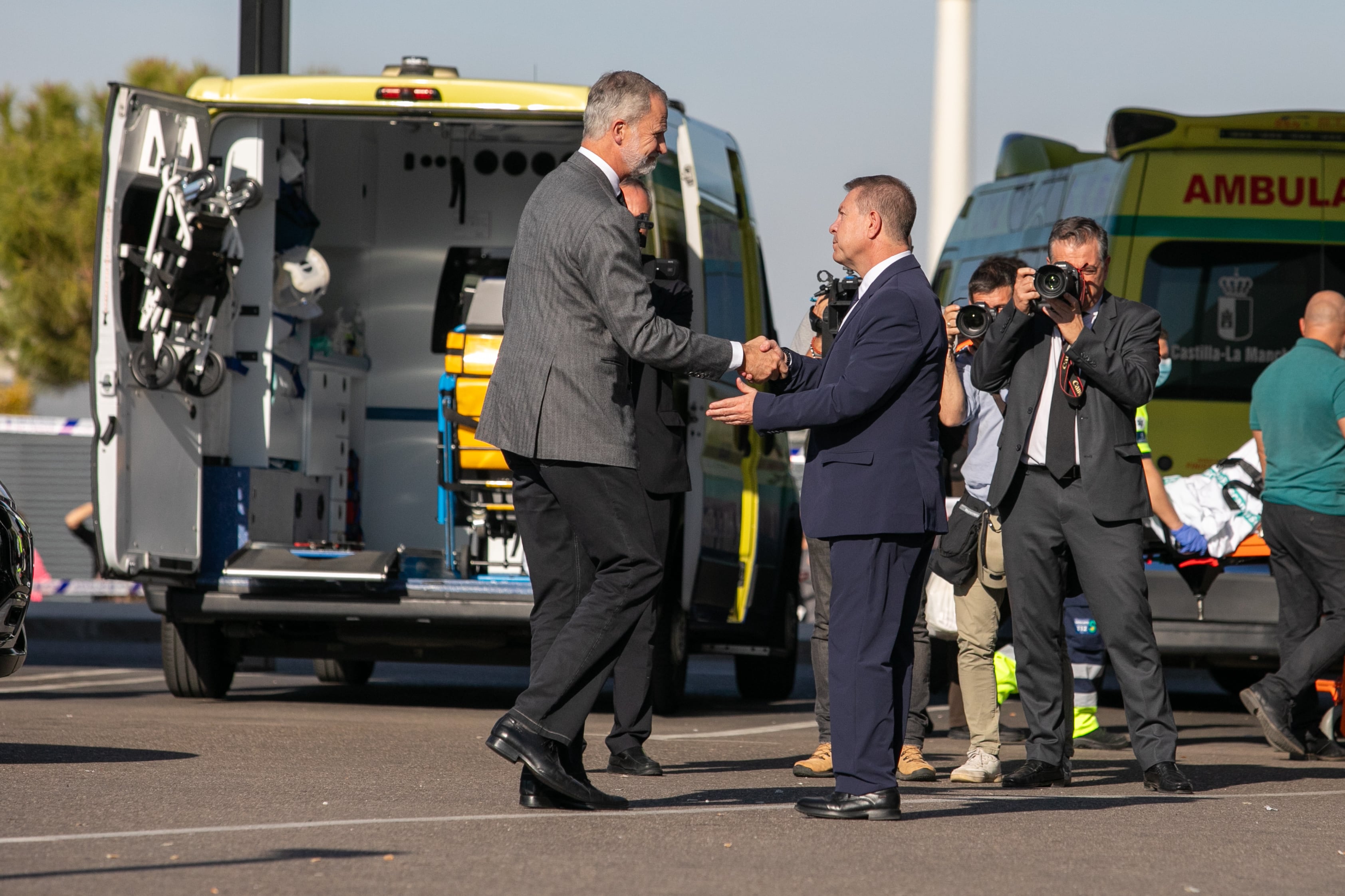 El Rey Felipe VI, y el presidente de Castilla-La Mancha, Emiliano García-Page, durante una visita a los heridos del accidente ferroviario. (Juanma Jiménez / Europa Press)