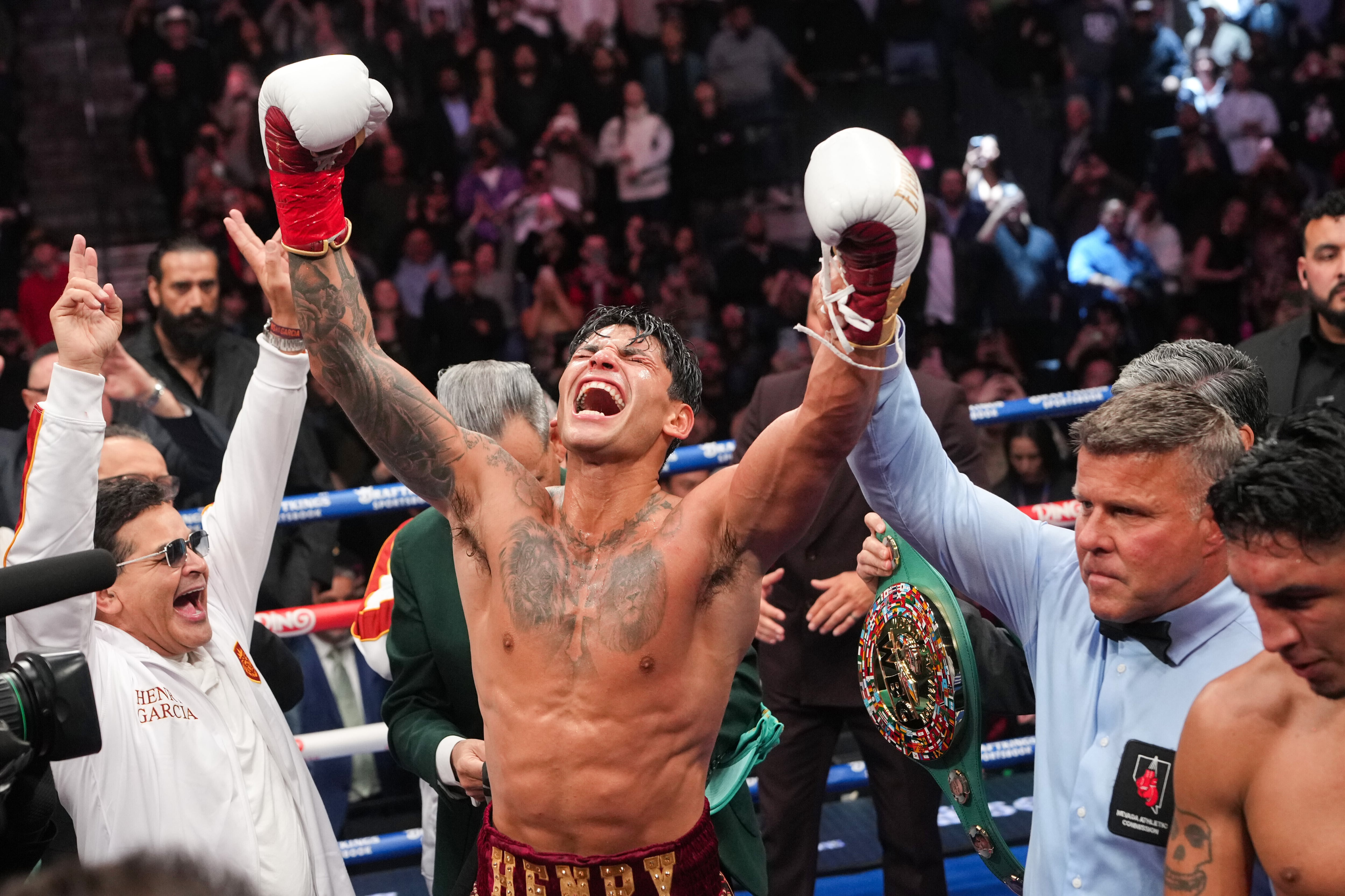 Ryan García festeja la victoria sobre Mario Barrios para conquistar el título welter del Consejo Mundial de Boxeo. (AP Foto/Lucas Peltier)