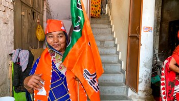 Benarés vive una bulliciosa jornada