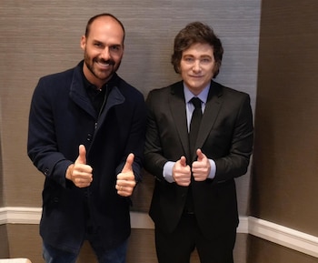 El presidente Javier Milei junto al diputado Eduardo Bolsonaro