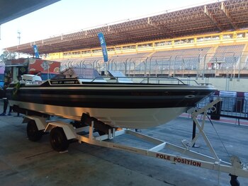 La lancha llamada "Pole Position"