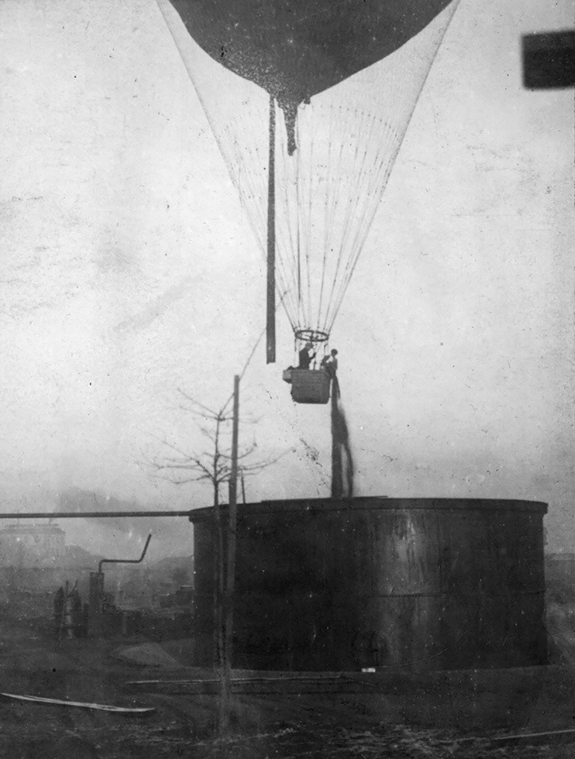 Zuloaga y Bradley, en el globo Eduardo Newbery (Archivo General de la Nacion)