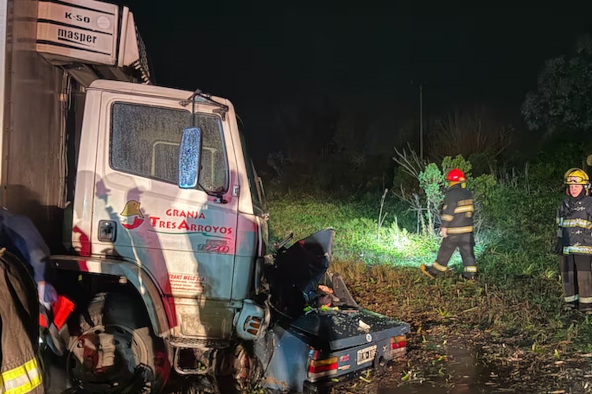 Bomberos de Luján y Exaltación de la Cruz trabajaron en el rescate del único sobreviviente del vehículo de menor porte (Gentileza El Civismo)