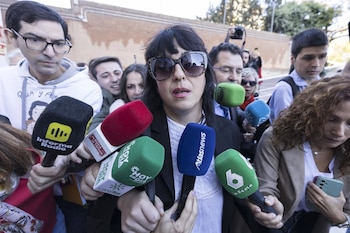 30/10/2025 Juana Rivas declara este jueves por la presunta sustracción de su hijo menor ante el Juzgado de Instrucción número 4 de Granada. A 30 de octubre de 2025, en Granada (Andalucía, España). El Juzgado de Instrucción número 4 de Granada tomará declaración este jueves como investigada a Juana Rivas por presunta sustracción de menores, tras la denuncia presentada por su expareja después de que el hijo pequeño que tienen en común no regresara a Italia en el plazo fijado por la justicia italiana tras pasar las vacaciones de Navidad con la madre en Maracena (Granada).
POLITICA
Álex Cámara - Europa Press