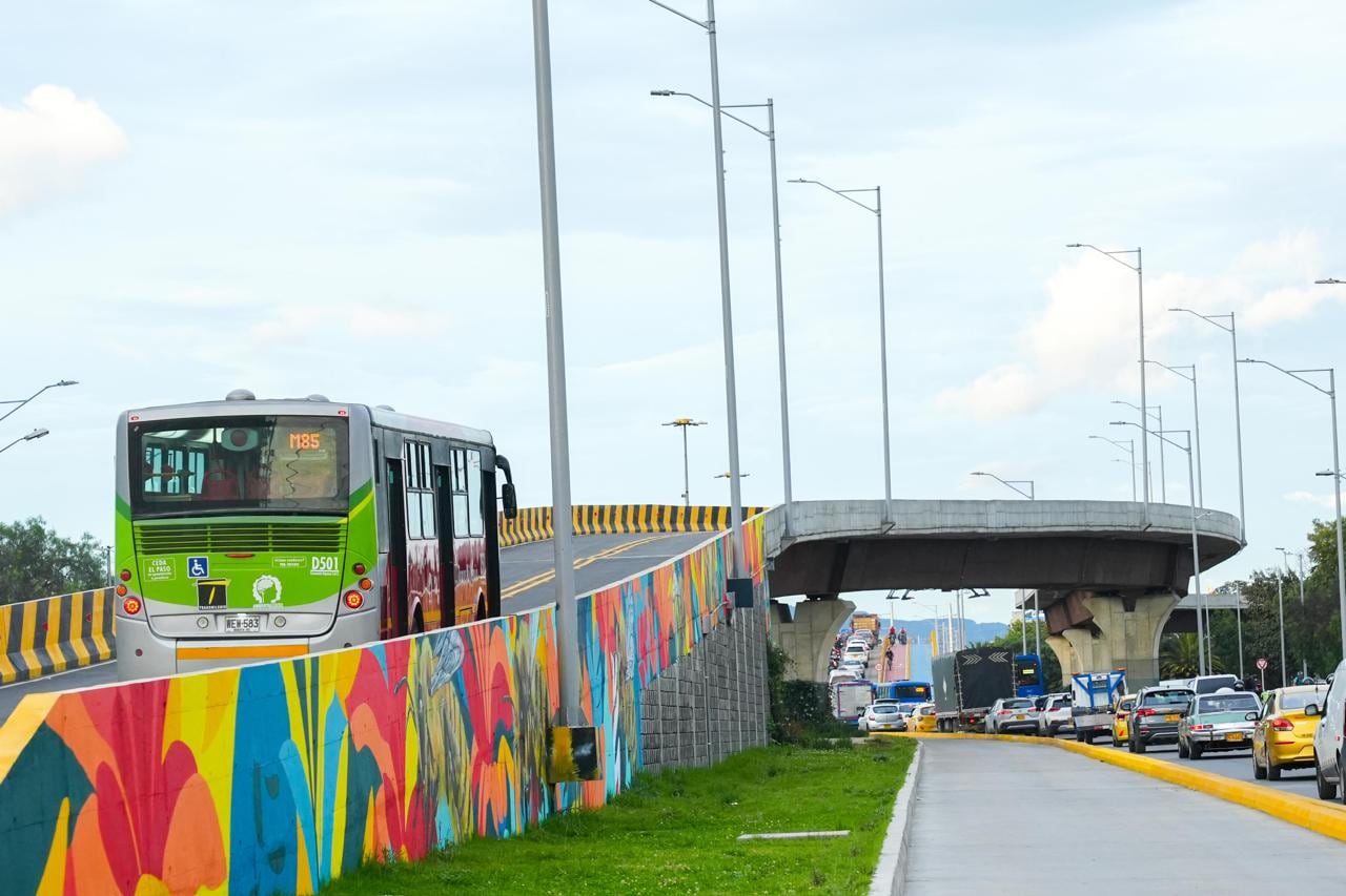 Transmilenio en ciclovía nocturna en diciembre en Bogotá - crédito TransMilenio